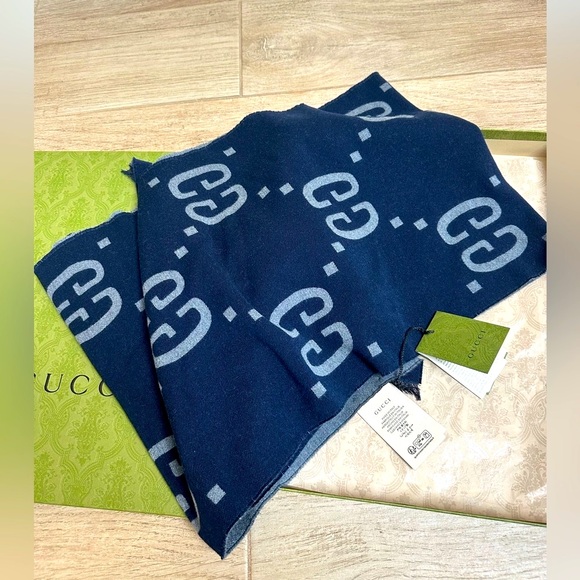 NWT Gucci Large Logo Scarf Wrap Bag With Box - Picture 3 of 10